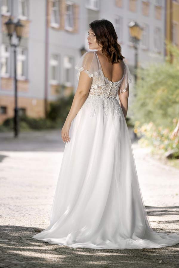 Agnes Loveley Plus size wedding dress.
