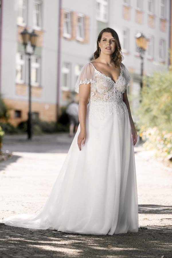 Agnes Loveley Plus size wedding dress.