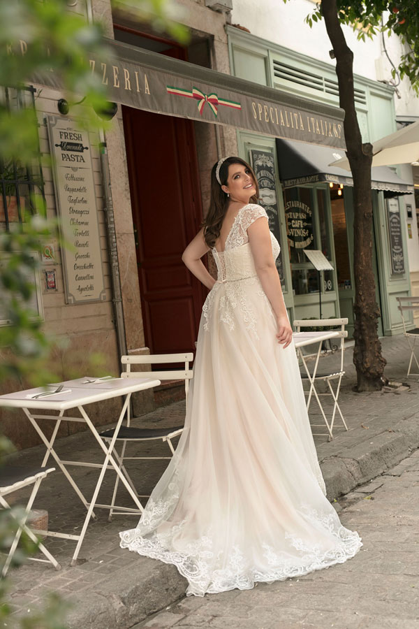 Plus size wedding dress 18-24. Organza skirt with sequinned lace bodice.
